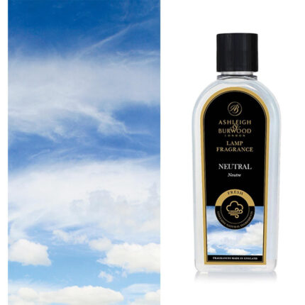 Flasche Ashleigh & Burwood Neutral Lamp Fragrance vor blauem Himmel