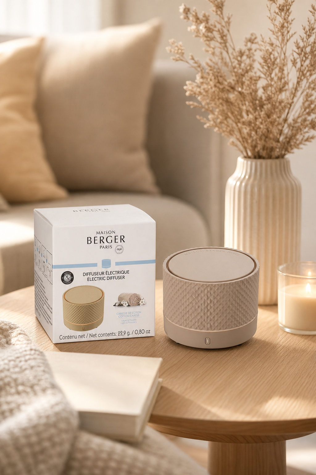 Duftdiffuser und Verpackung stehen auf einem Holztisch neben einer Vase