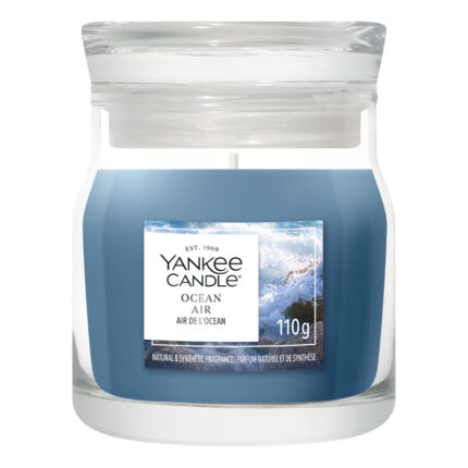 Yankee Candle Ocean Air Duftkerze im Glas vor weißem Hintergrund