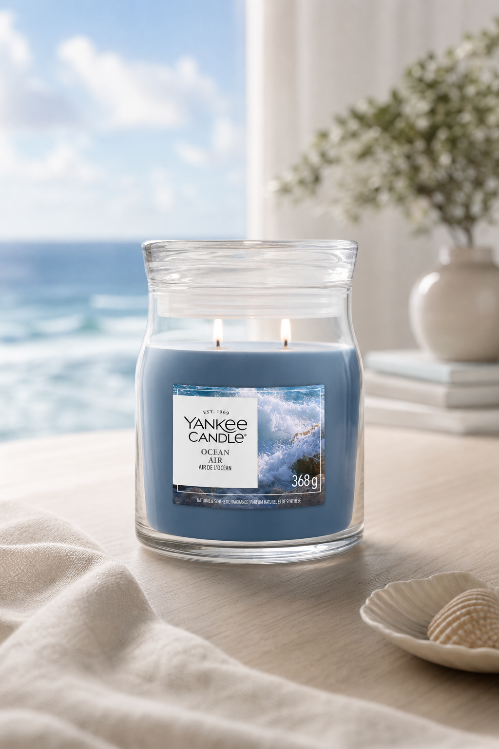 Ocean Air Signature Medium Jar 368g 2-Docht in einer stimmungsvollen Anwendungsszene