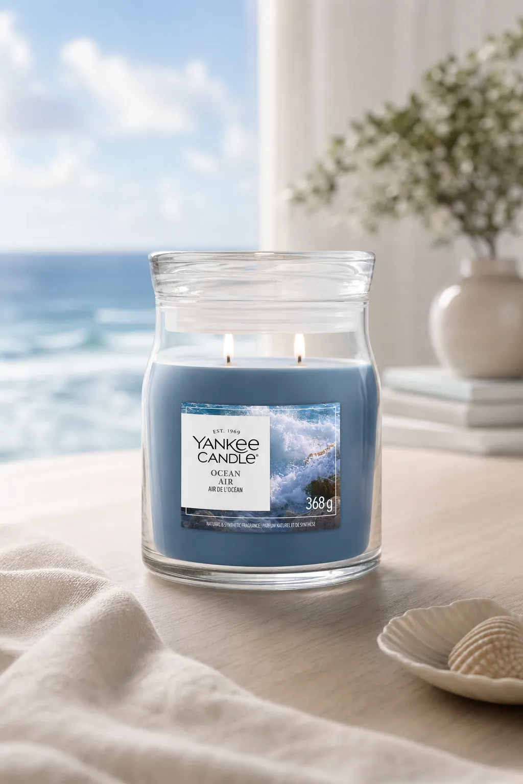 Ocean Air Signature Medium Jar 368g 2-Docht – Stimmungsbild Ocean Air Signature Medium Jar 368g 2-Docht in einer stimmungsvollen Anwendungsszene