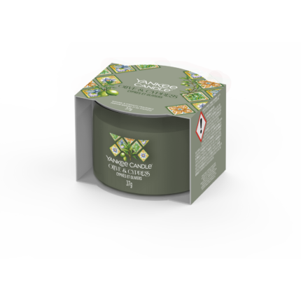 Yankee Candle Olive & Cypress Duftkerze mit geöffneter Verpackung