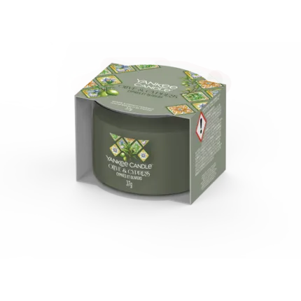 Yankee Candle Olive & Cypress Duftkerze mit geöffneter Verpackung