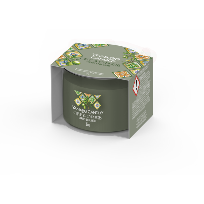 Yankee Candle Olive & Cypress Duftkerze mit geöffneter Verpackung