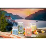 Yankee Candle Olive & Cypress Kerze mit zwei Dochten vor Seelandschaft
