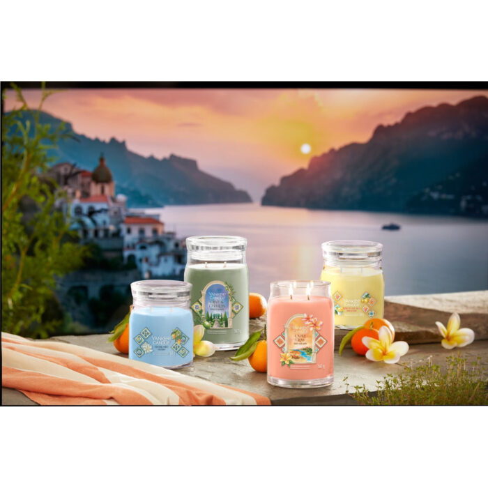 Yankee Candle Olive & Cypress Kerze mit zwei Dochten vor Seelandschaft