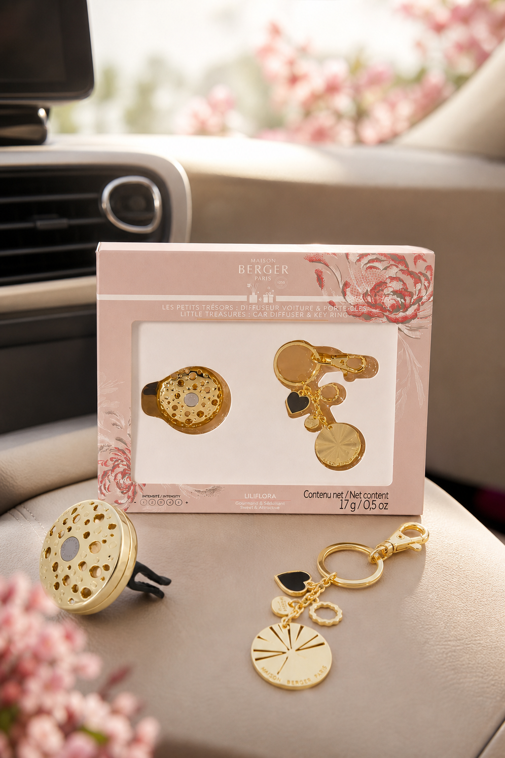 Maison Berger Geschenkset mit Autoduft und Schlüsselanhänger auf einem Autositz