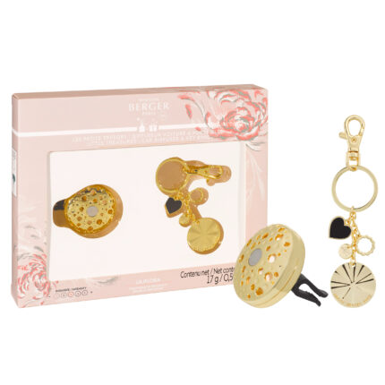 Verpacktes Maison Berger Set mit goldenem Autoduft und dekorativem Schlüsselanhänger