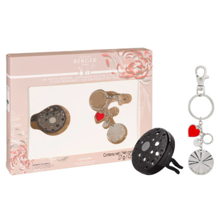 Verpacktes Maison Berger Set mit schwarzem Autoduft und Schlüsselanhänger
