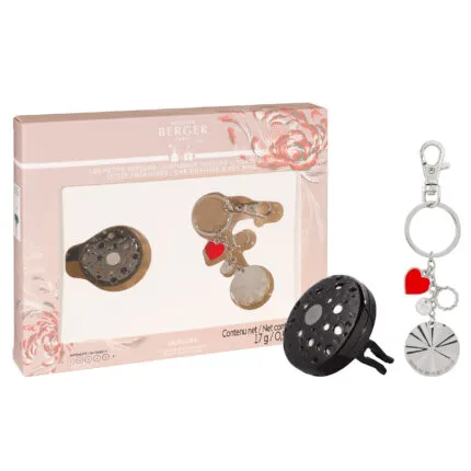 Verpacktes Maison Berger Set mit schwarzem Autoduft und Schlüsselanhänger