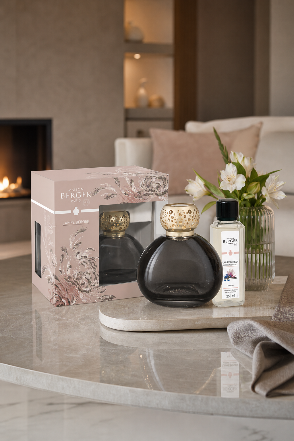 Schwarze Lampe Berger, Verpackung und Nachfüllflasche in einer Wohnraumszene