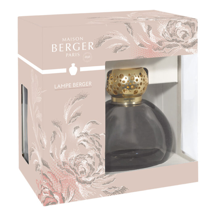 Lampe-Berger-Geschenkset mit Nachfüllflasche auf einem Wohnzimmertisch