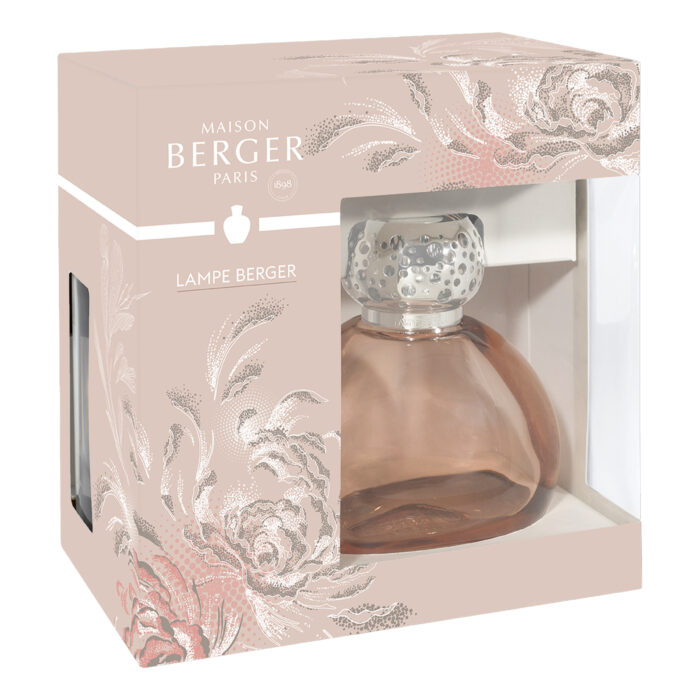 Lampe Berger, Verpackung und Nachfüllflasche auf einem Tisch im Wohnraum