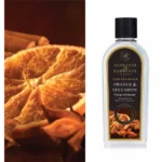 Flasche Ashleigh & Burwood Lamp Fragrance Orange & Cinnamon neben Orangenscheiben und Gewürzen