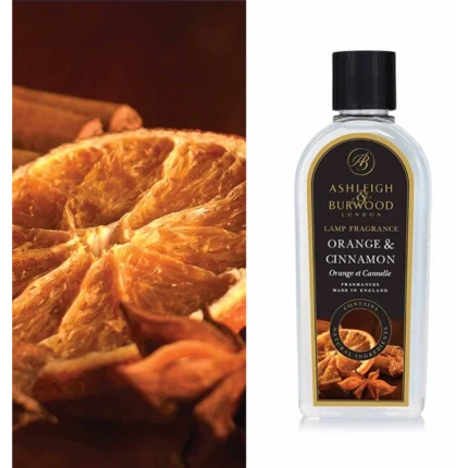 Flasche Ashleigh & Burwood Lamp Fragrance Orange & Cinnamon neben Orangenscheiben und Gewürzen