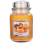 Orangenstücke mit Zimtstangen und Sternanis auf einem Teller