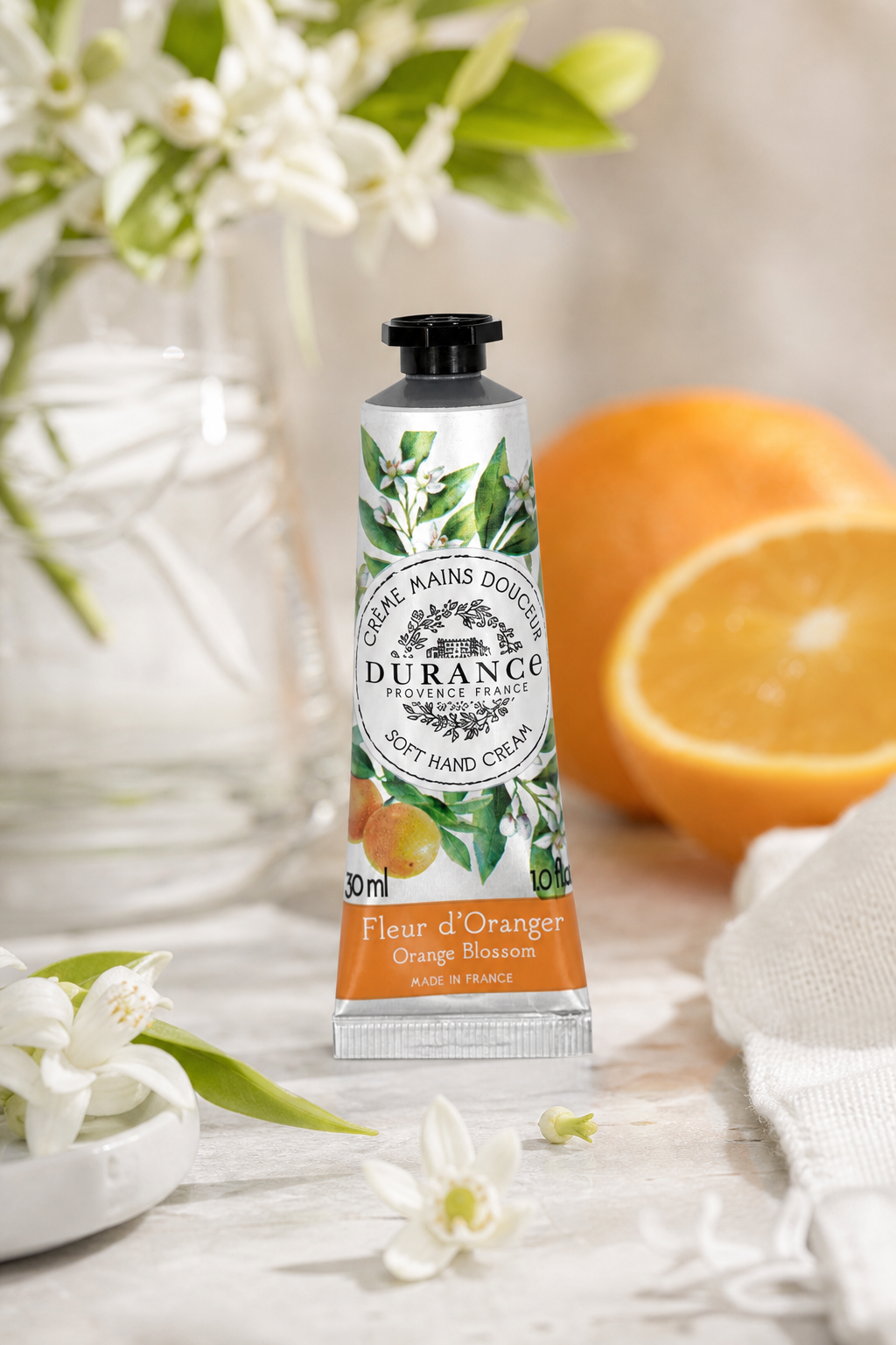 Orangenblüte Handcreme 30ml in einer stimmungsvollen Anwendungsszene
