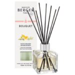 Glas-Diffuser mit schwarzen Duftstäbchen neben der Verpackung