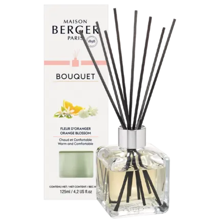Glas-Diffuser mit schwarzen Duftstäbchen neben der Verpackung