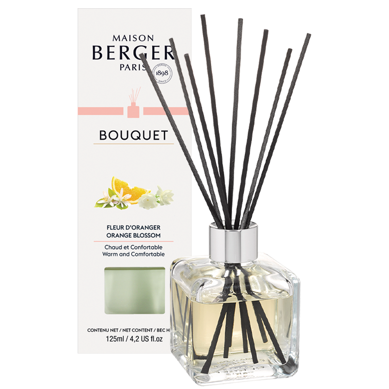 Orangenblüte Diffuser mit Verpackung Glas-Diffuser mit schwarzen Duftstäbchen neben der Verpackung
