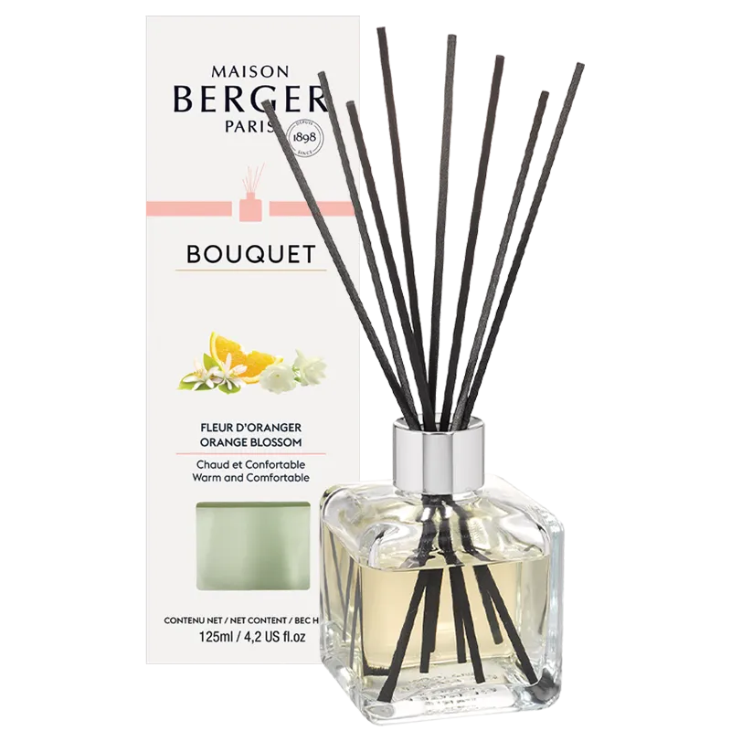 Orangenblüte Diffuser mit Verpackung Glas-Diffuser mit schwarzen Duftstäbchen neben der Verpackung