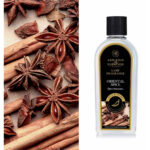 Flasche mit Oriental Spice Lamp Fragrance neben Sternanis und Zimtstangen