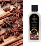 Flasche Oriental Spice Lamp Fragrance neben Gewürzen auf hellem Hintergrund