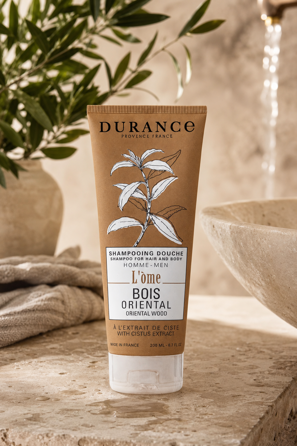 Orientalisches Holz Homme Duschgel 200ml in einer stimmungsvollen Anwendungsszene
