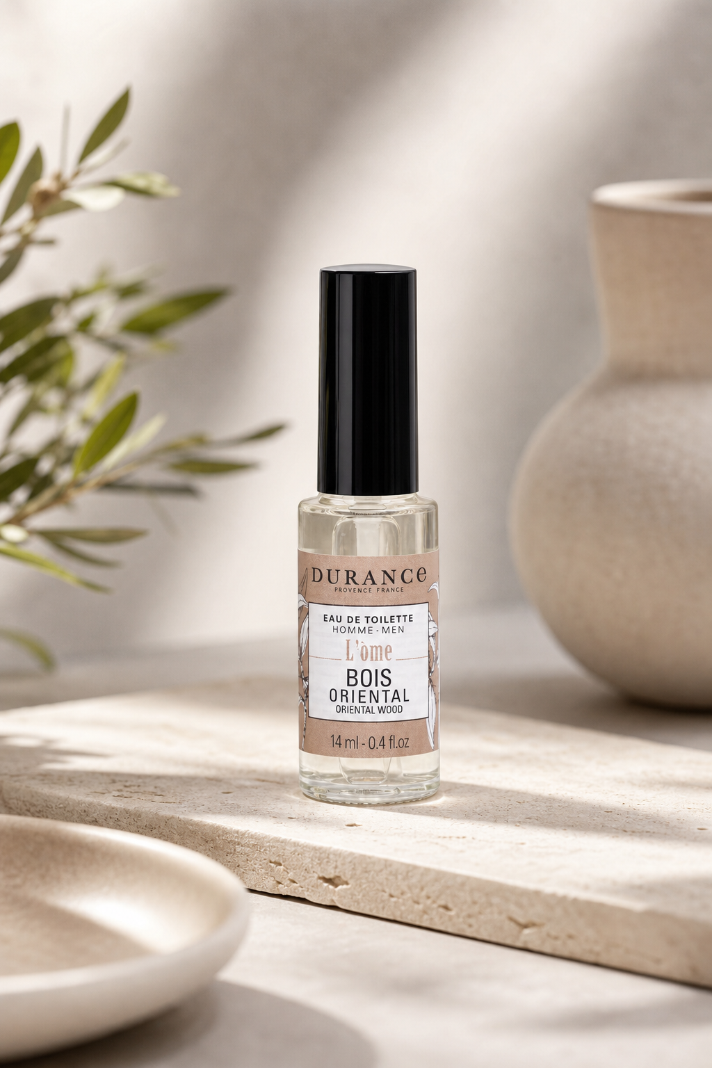Orientalisches Holz Homme Mini Eau de Toilette 14ml in einer stimmungsvollen Anwendungsszene