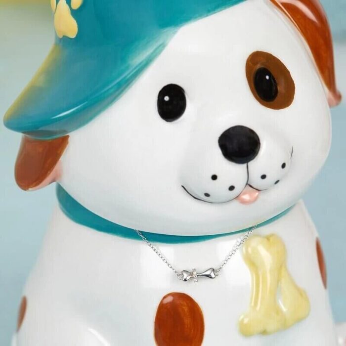 Nahaufnahme des Hundegesichts mit Kappe und Knochenanhänger