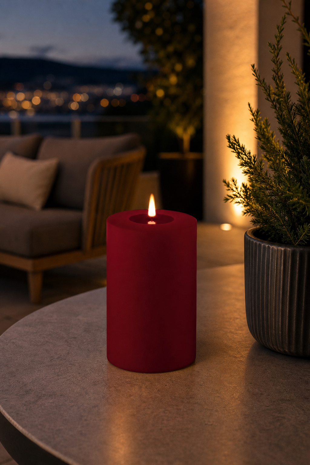 Outdoor Stumpenkerze LED Bordeaux 10 x 15cm in einer stimmungsvollen Anwendungsszene