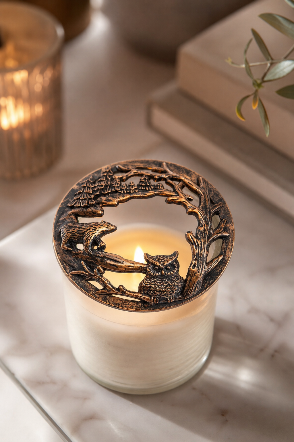 Owl in the Wood Candle-Lid Kupfer in einer stimmungsvollen Anwendungsszene