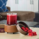 Braune Duftlampe mit roter Kerze und geöffnetem Wachswürfelbehälter
