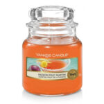 Orangefarbene Yankee Candle im Glas mit Aufdruck Passion Fruit Martini
