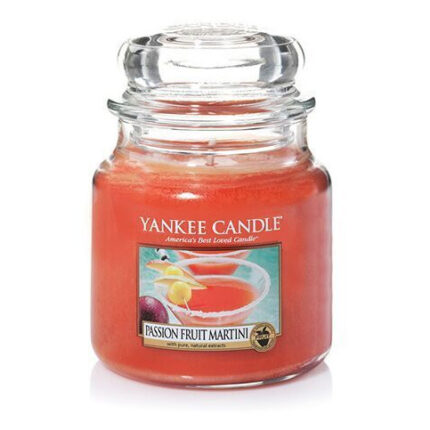 Rotes Yankee-Candle-Glas mit Deckel und Etikett Passion Fruit Martini