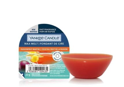 Yankee Candle Passionfruit Martini Wachsmelt neben roter Schale