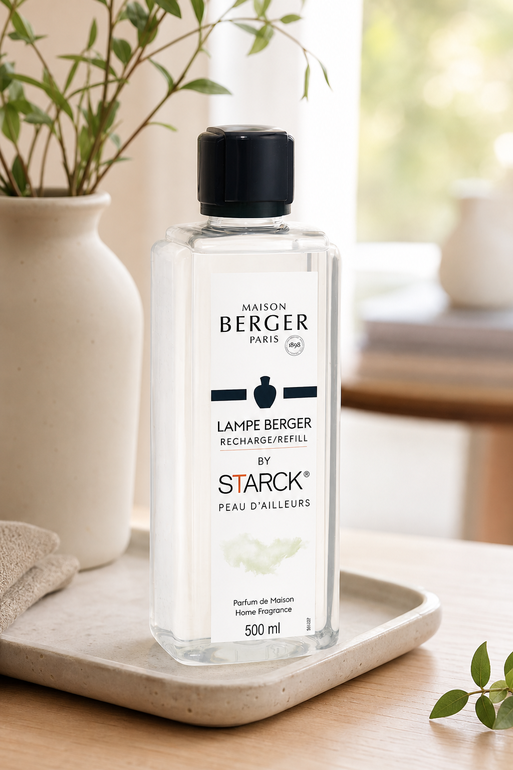 Maison Berger Paris Nachfüller Peau d’Ailleurs auf einem Tablett im Wohnraum