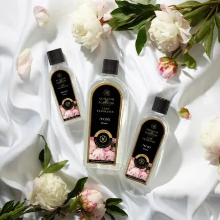 Peony Lamp Fragrance wird aus einer Flasche in eine Duftlampe gegossen