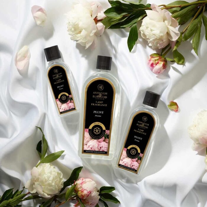 Peony Lamp Fragrance wird aus einer Flasche in eine Duftlampe gegossen