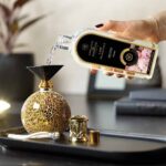 Geöffnete Peony Lamp Fragrance Flasche über einer dekorativen Duftlampe