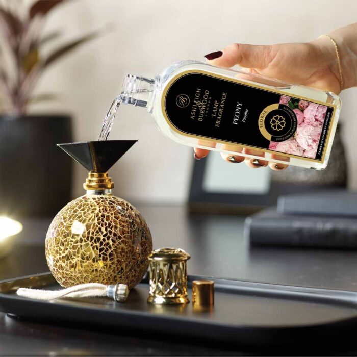 Geöffnete Peony Lamp Fragrance Flasche über einer dekorativen Duftlampe