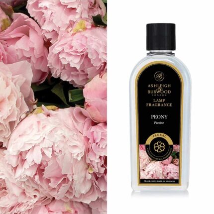 Drei Peony Lamp Fragrance Flaschen zwischen weißen und rosa Pfingstrosen