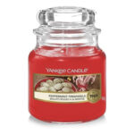 Rote Yankee Candle Duftkerze im Glas mit Peppermint-Pinwheels-Etikett