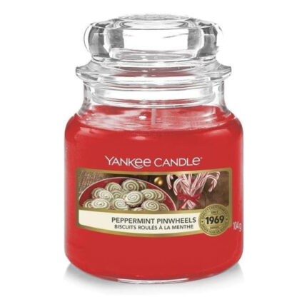 Rote Yankee Candle Duftkerze im Glas mit Peppermint-Pinwheels-Etikett