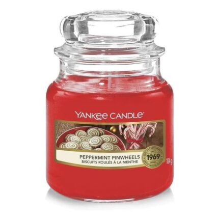 Rote Yankee Candle Duftkerze im Glas mit Peppermint-Pinwheels-Etikett
