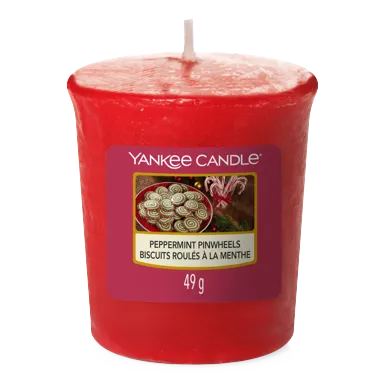 Rote Yankee Candle Kerze mit sichtbarem Peppermint-Pinwheels-Etikett