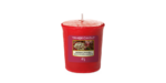 Rote Yankee Candle Kerze mit sichtbarem Peppermint-Pinwheels-Etikett