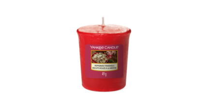 Rote Yankee Candle Kerze mit sichtbarem Peppermint-Pinwheels-Etikett