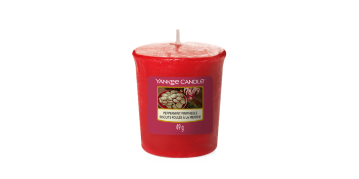 Rote Yankee Candle Kerze mit sichtbarem Peppermint-Pinwheels-Etikett