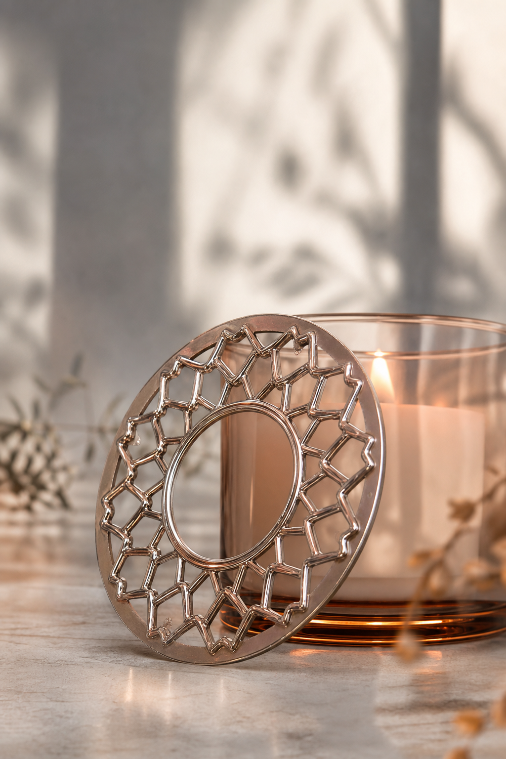 Pinecones Candle-Lid in einer stimmungsvollen Anwendungsszene